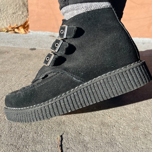 T.U.K. 3-Buckle Black Suede Leather Pointed Toe Creeper Boot Size 7 - Picture 5 of 8